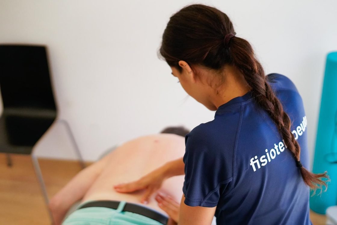 Fisioterapeuta de Fisiosystem tratando a un empleado en la empresa